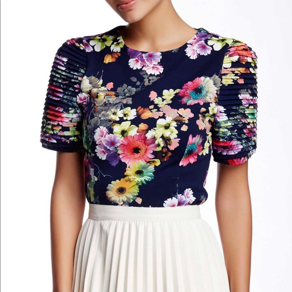 Garcia Floral Ridged Sleeve Top